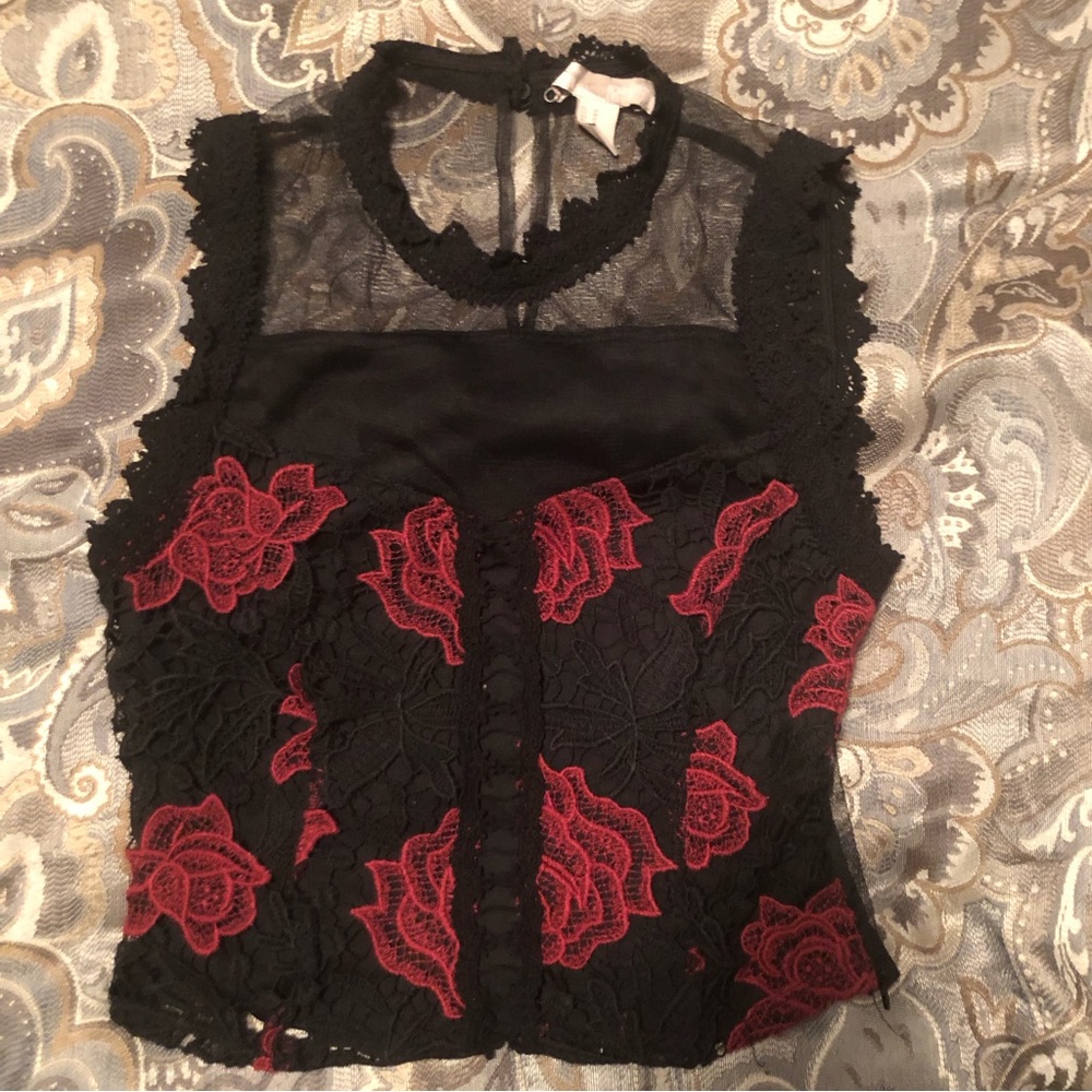 Lined lace sleeveless floral top with delicate buttons on back of neck Size M